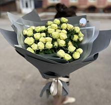 Букет Белые кустовые розы Солинеро в Келермесской