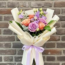 Букет цветов из:  Лизиантусы и Розы в Келермесской