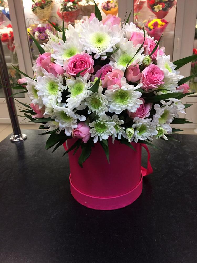 Цветочная композиция из Розы и Хризантемы в шляпной коробке в Келермесской