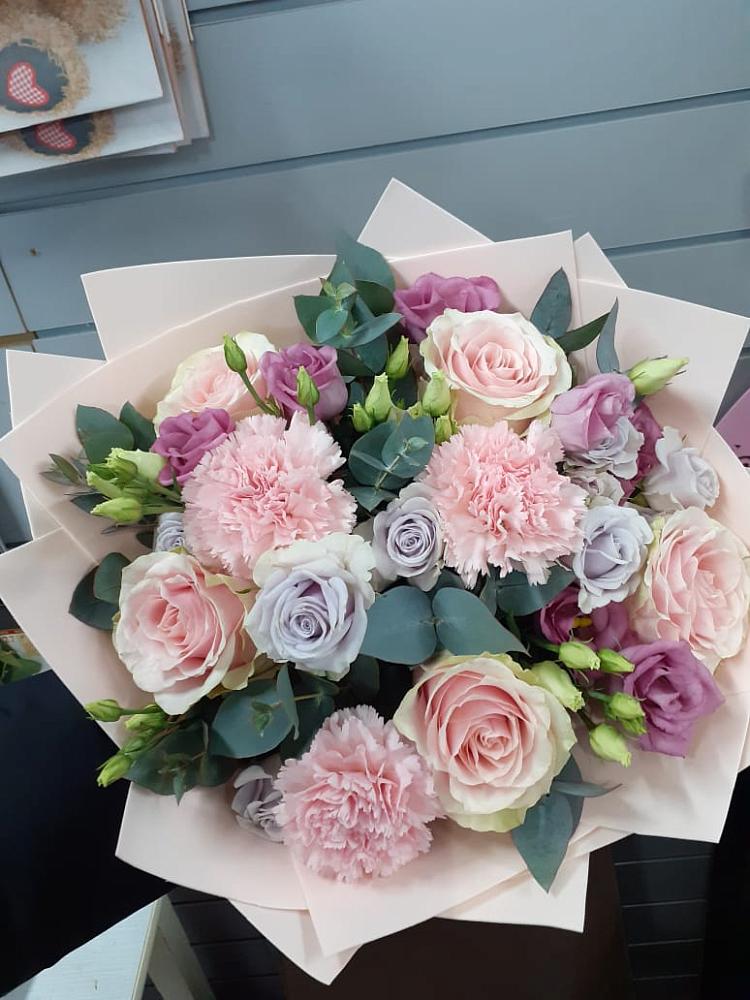 Букет цветов из: Розы, Гвоздики и Лизиантусы в Келермесской